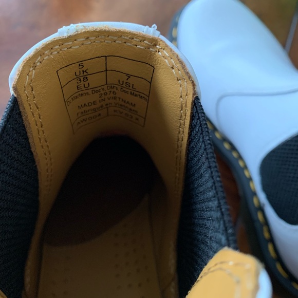 White Chelsea dr martens - Picture 2 of 4